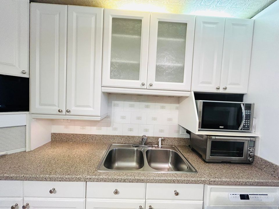 For Sale: $209,000 (2 beds, 2 baths, 1096 Square Feet)