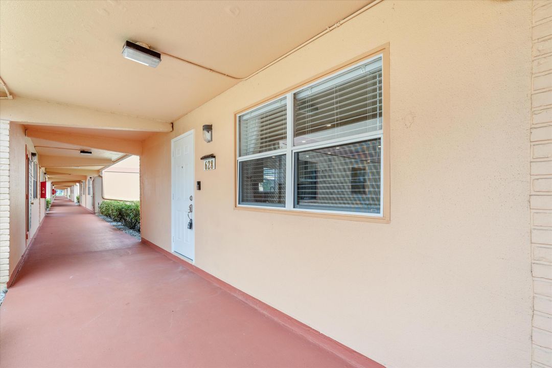 For Sale: $164,500 (2 beds, 2 baths, 907 Square Feet)