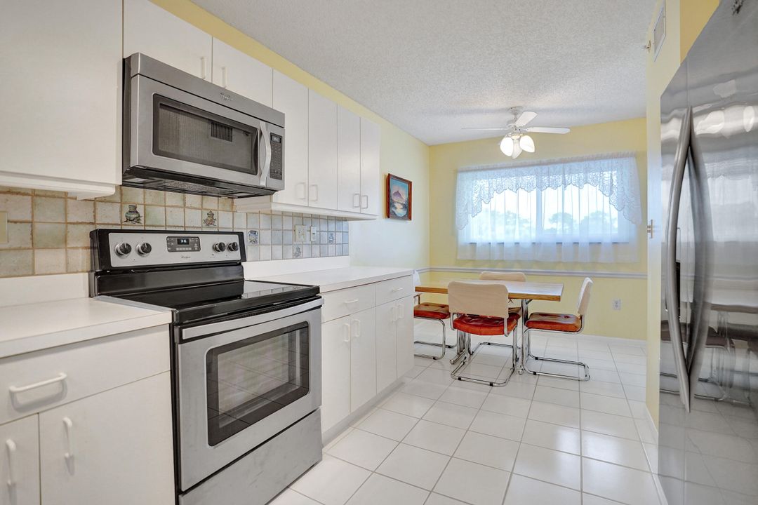 For Sale: $215,000 (2 beds, 2 baths, 1352 Square Feet)