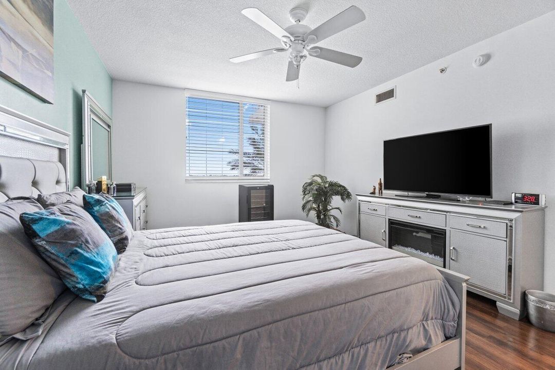 For Sale: $449,000 (1 beds, 1 baths, 933 Square Feet)