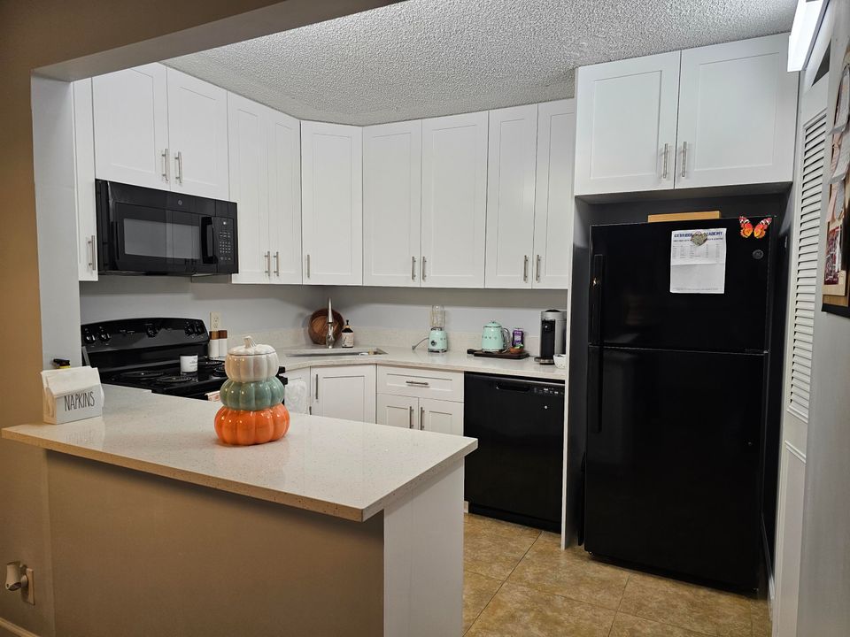 For Sale: $299,999 (2 beds, 2 baths, 1115 Square Feet)