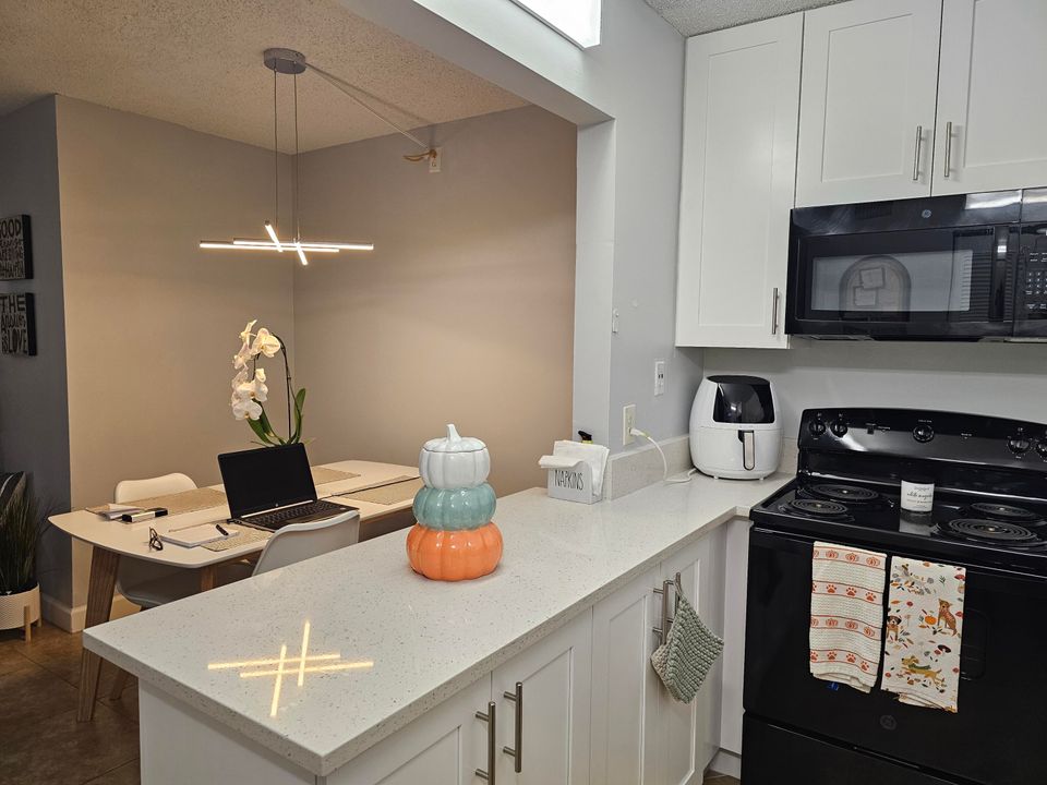 For Sale: $299,999 (2 beds, 2 baths, 1115 Square Feet)