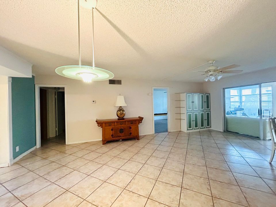 For Sale: $209,000 (2 beds, 2 baths, 1096 Square Feet)