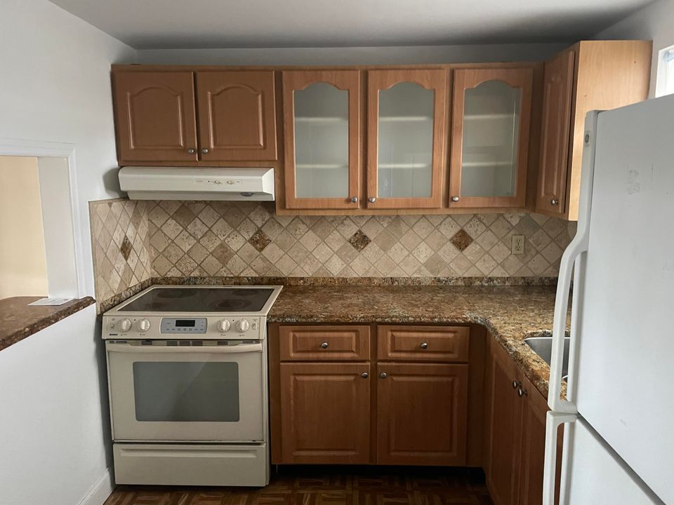 Active With Contract: $1,375 (1 beds, 1 baths, 790 Square Feet)