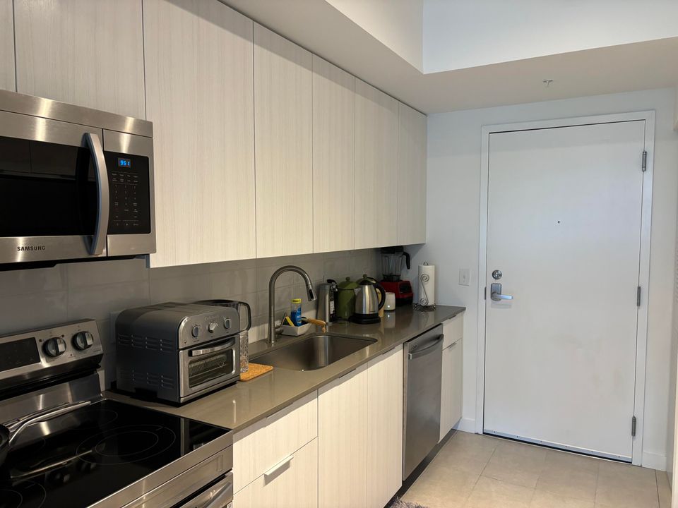 For Rent: $2,500 (1 beds, 1 baths, 892 Square Feet)