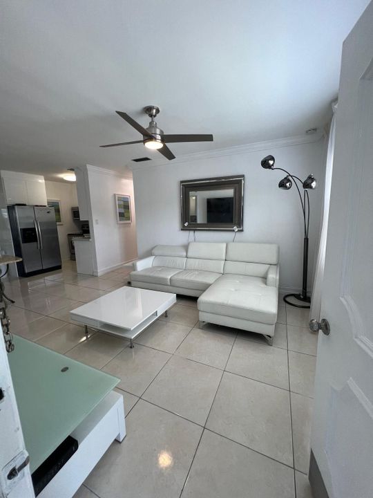 For Sale: $329,000 (2 beds, 2 baths, 892 Square Feet)