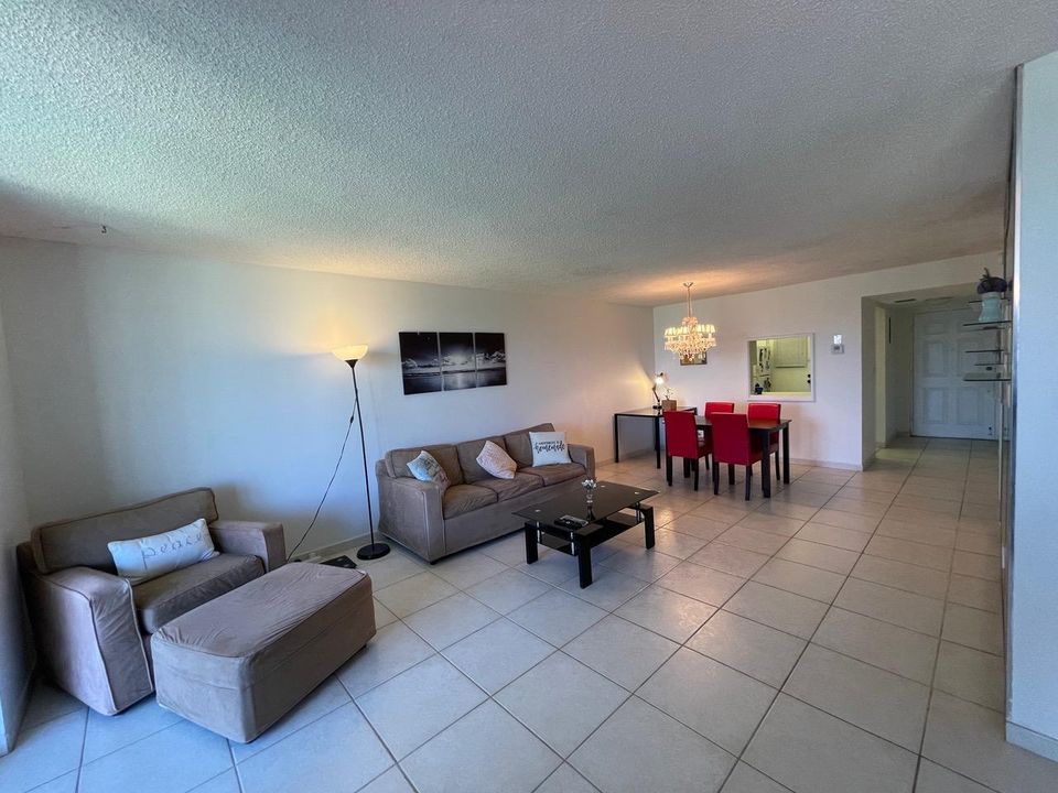 For Sale: $240,000 (1 beds, 2 baths, 1050 Square Feet)