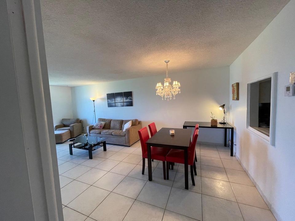 For Sale: $240,000 (1 beds, 2 baths, 1050 Square Feet)