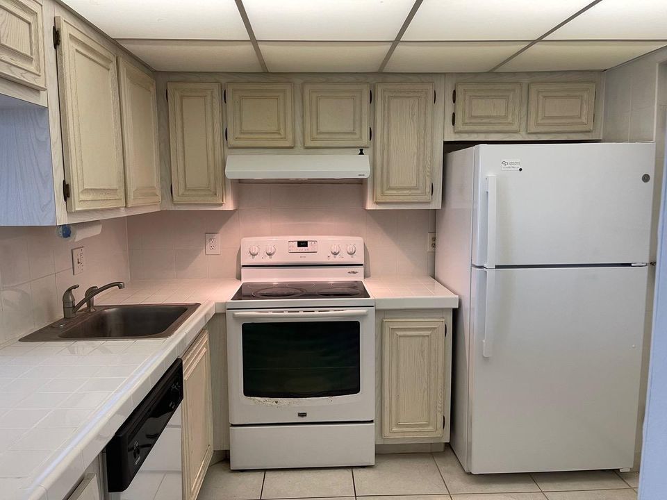 For Sale: $240,000 (1 beds, 2 baths, 1050 Square Feet)