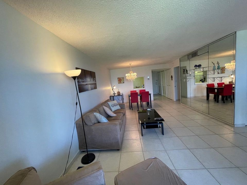 For Sale: $240,000 (1 beds, 2 baths, 1050 Square Feet)