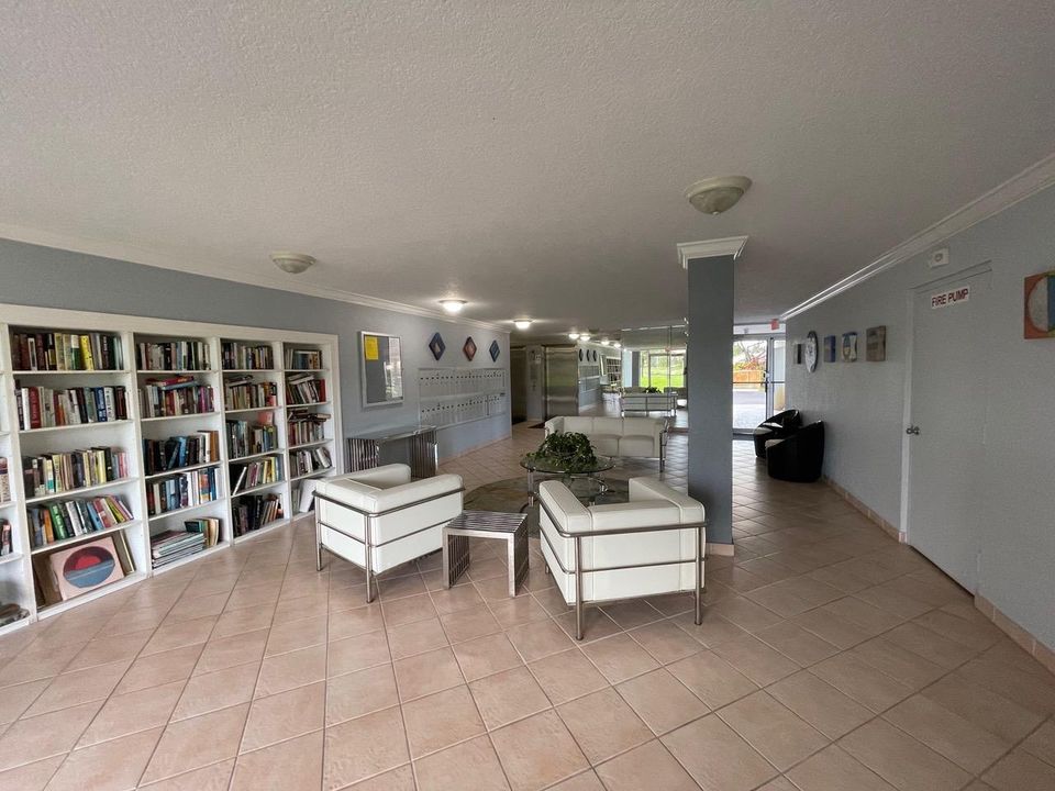 For Sale: $240,000 (1 beds, 2 baths, 1050 Square Feet)