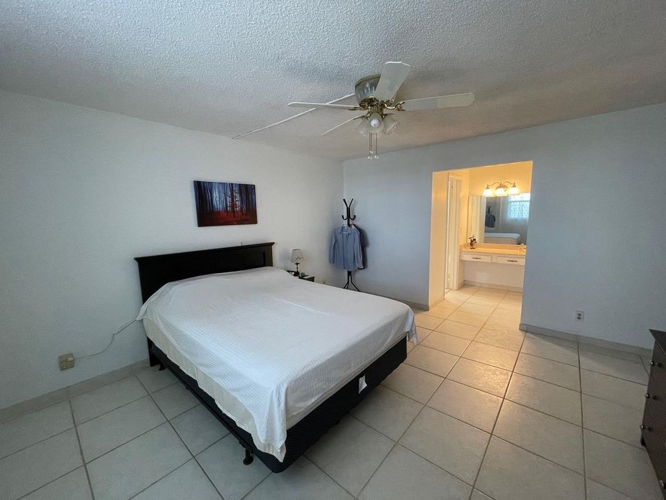 For Sale: $240,000 (1 beds, 2 baths, 1050 Square Feet)