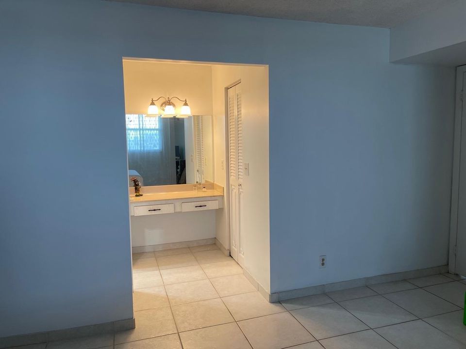 For Sale: $240,000 (1 beds, 2 baths, 1050 Square Feet)