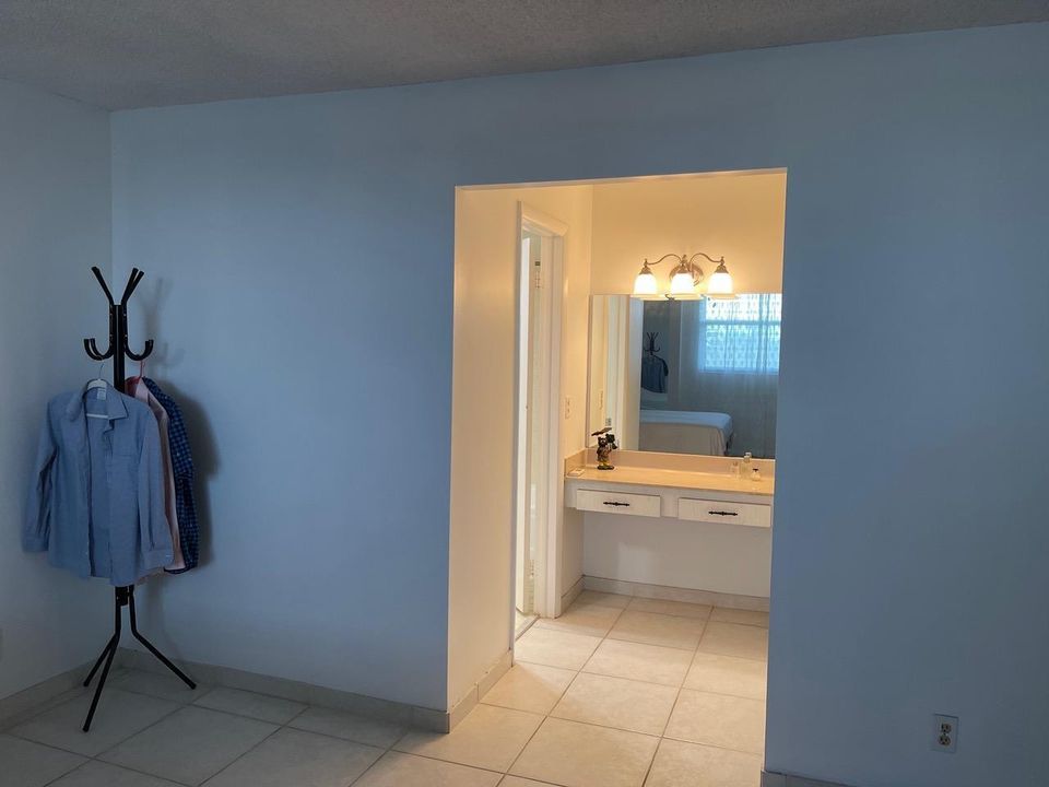 For Sale: $240,000 (1 beds, 2 baths, 1050 Square Feet)