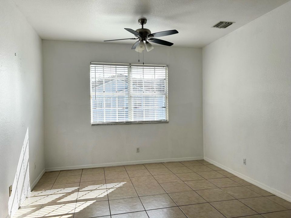 For Sale: $275,000 (2 beds, 2 baths, 1036 Square Feet)