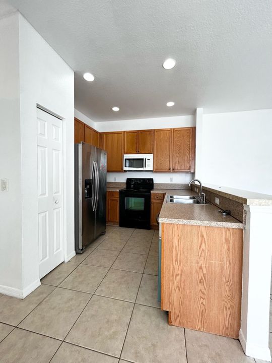 For Sale: $275,000 (2 beds, 2 baths, 1036 Square Feet)