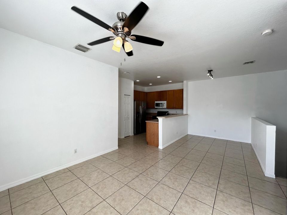 For Sale: $275,000 (2 beds, 2 baths, 1036 Square Feet)