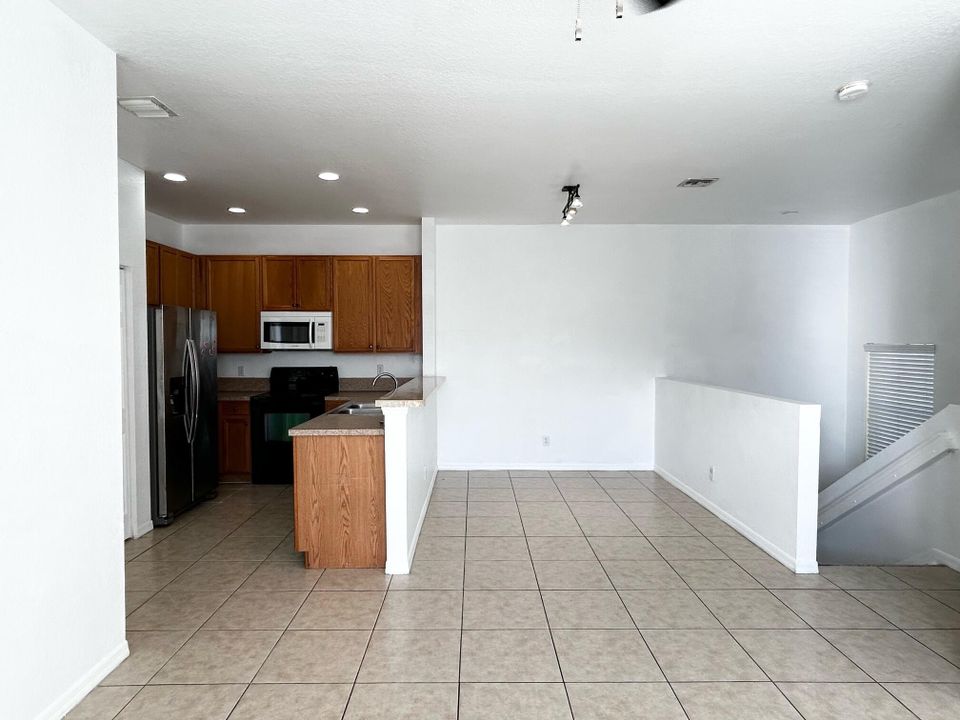 For Sale: $275,000 (2 beds, 2 baths, 1036 Square Feet)