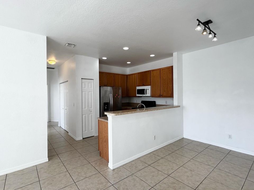 For Sale: $275,000 (2 beds, 2 baths, 1036 Square Feet)