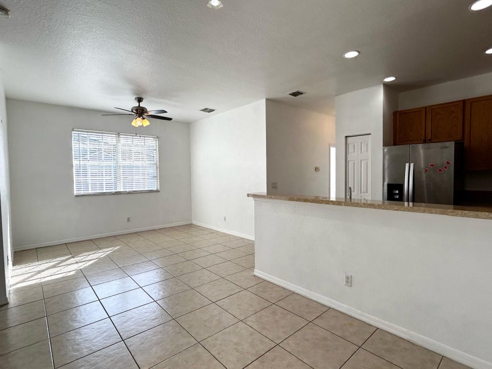 For Sale: $275,000 (2 beds, 2 baths, 1036 Square Feet)