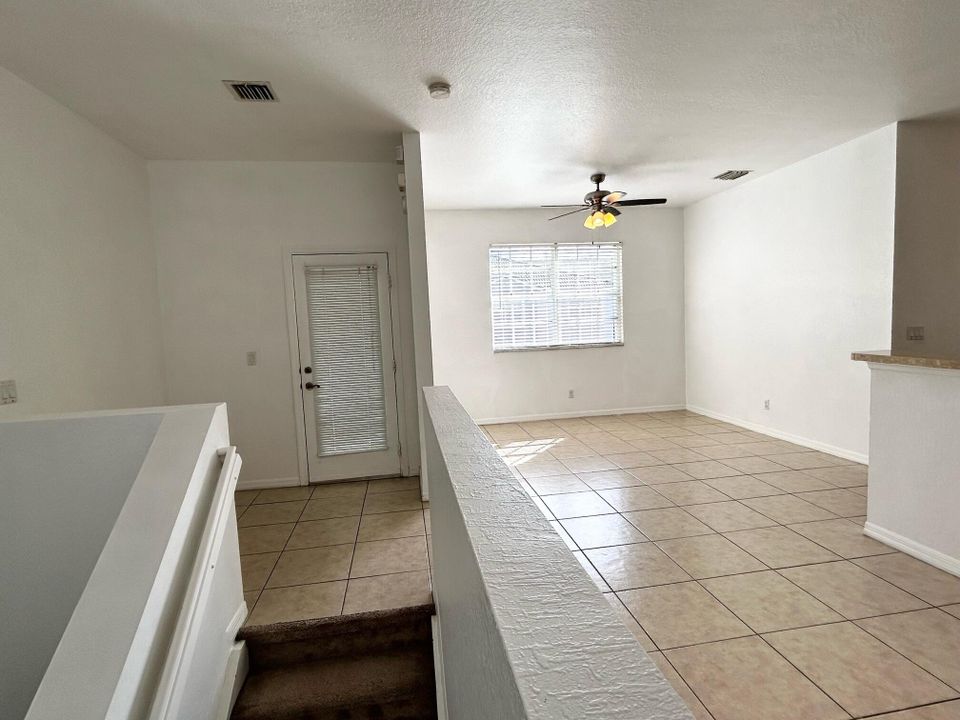 For Sale: $275,000 (2 beds, 2 baths, 1036 Square Feet)