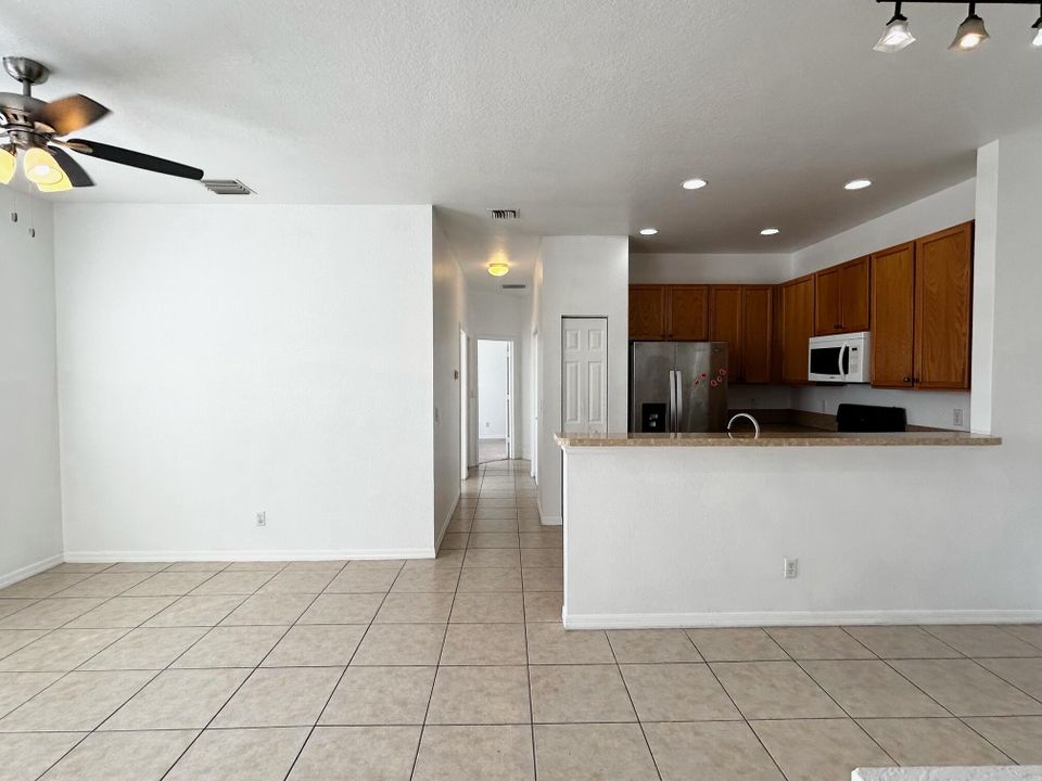 For Sale: $275,000 (2 beds, 2 baths, 1036 Square Feet)