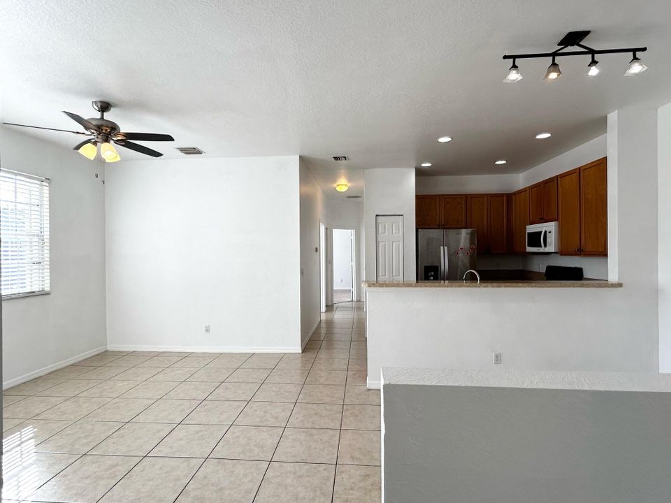 For Sale: $275,000 (2 beds, 2 baths, 1036 Square Feet)