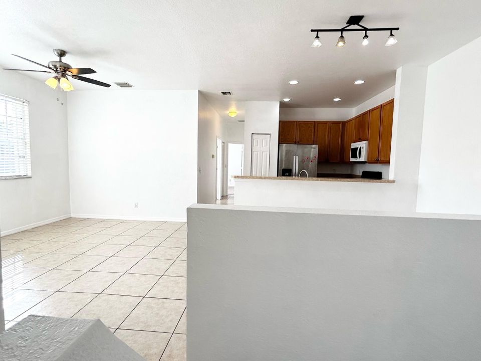 For Sale: $275,000 (2 beds, 2 baths, 1036 Square Feet)