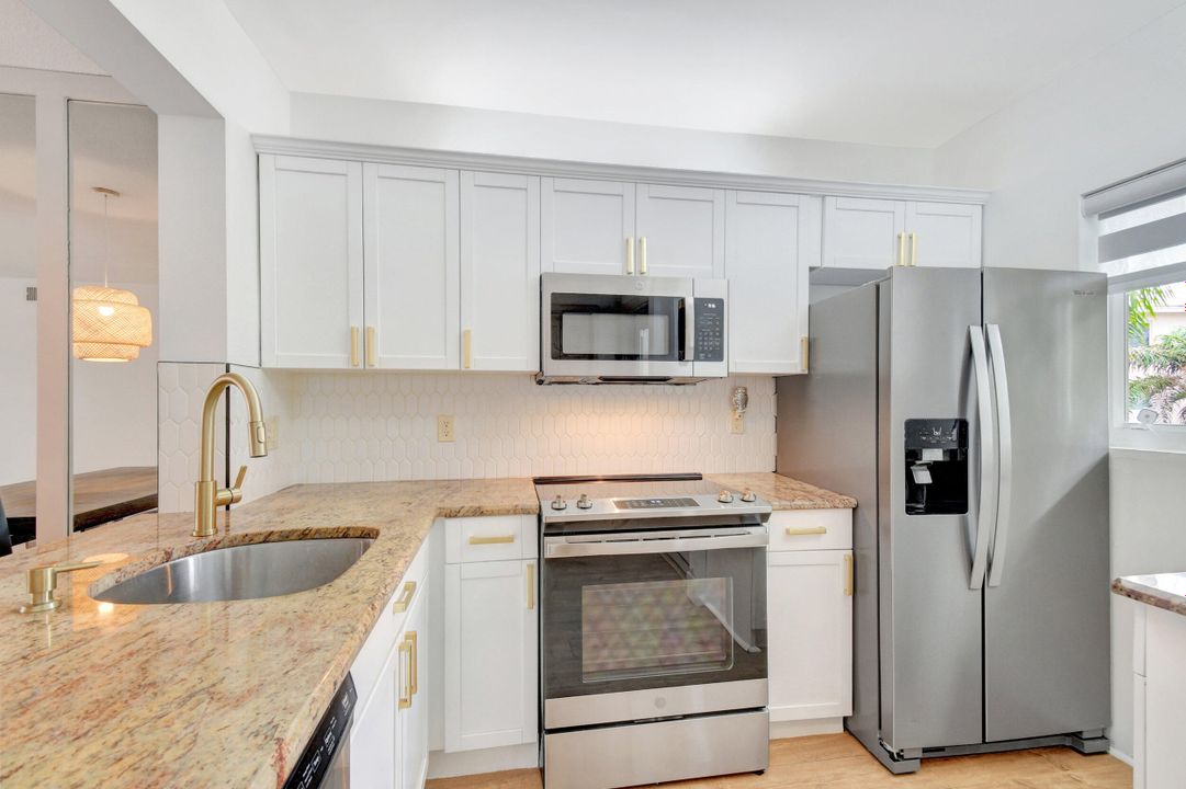 For Sale: $575,000 (2 beds, 2 baths, 975 Square Feet)