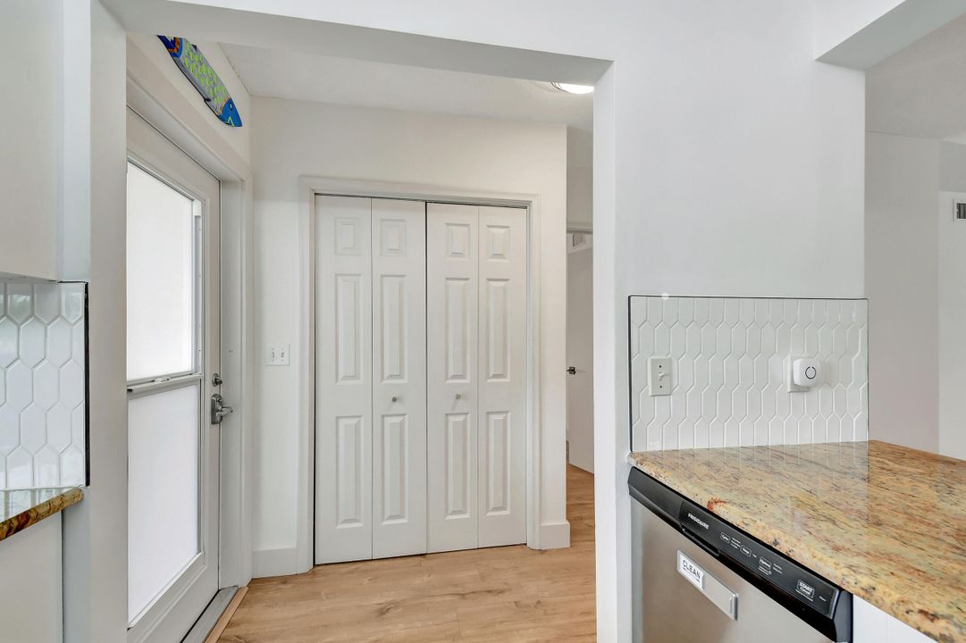 For Sale: $575,000 (2 beds, 2 baths, 975 Square Feet)