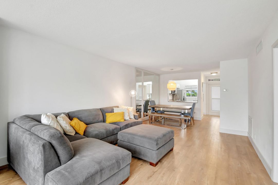 For Sale: $575,000 (2 beds, 2 baths, 975 Square Feet)