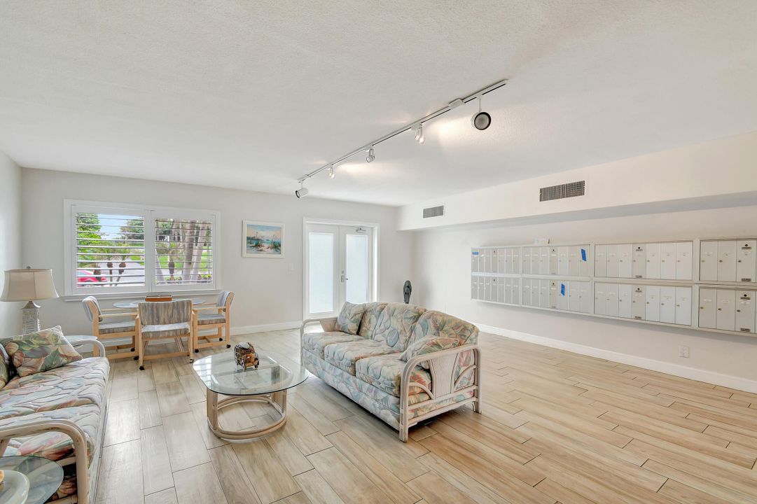 For Sale: $575,000 (2 beds, 2 baths, 975 Square Feet)