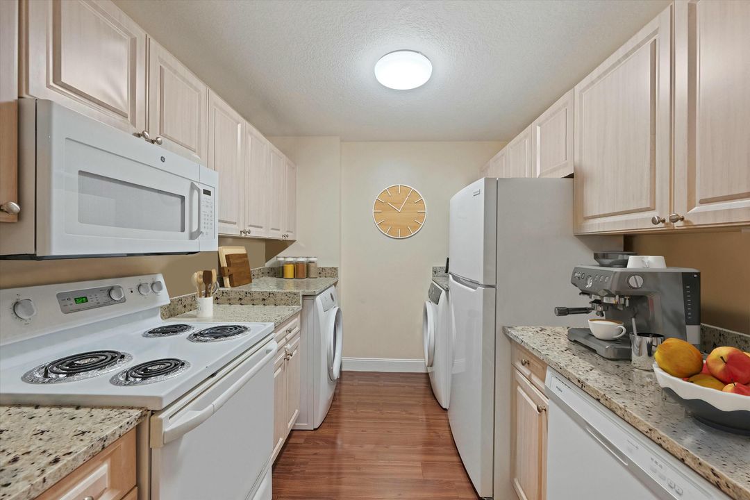 For Sale: $305,000 (1 beds, 1 baths, 745 Square Feet)