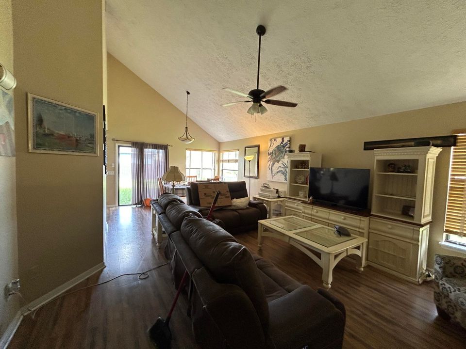 For Sale: $299,995 (3 beds, 2 baths, 1442 Square Feet)