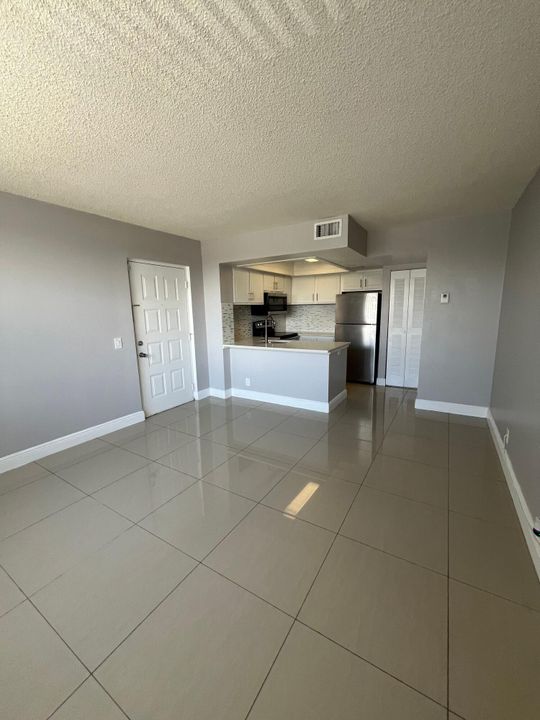 For Rent: $1,695 (1 beds, 1 baths, 728 Square Feet)