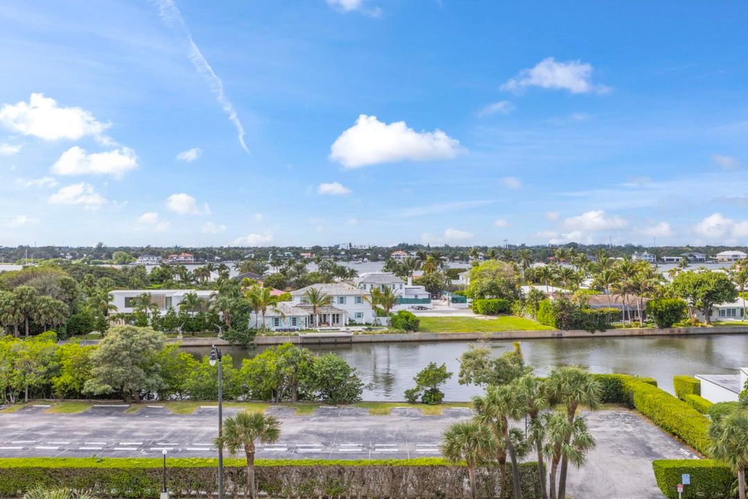 For Sale: $1,050,000 (2 beds, 2 baths, 1559 Square Feet)