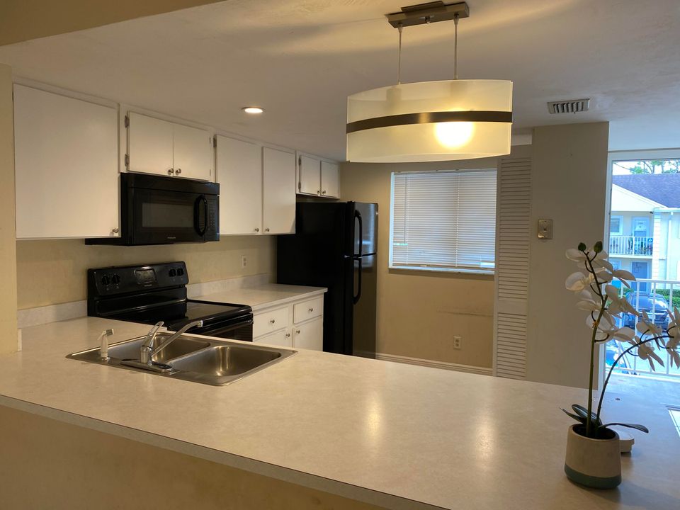 For Rent: $2,100 (2 beds, 2 baths, 1201 Square Feet)