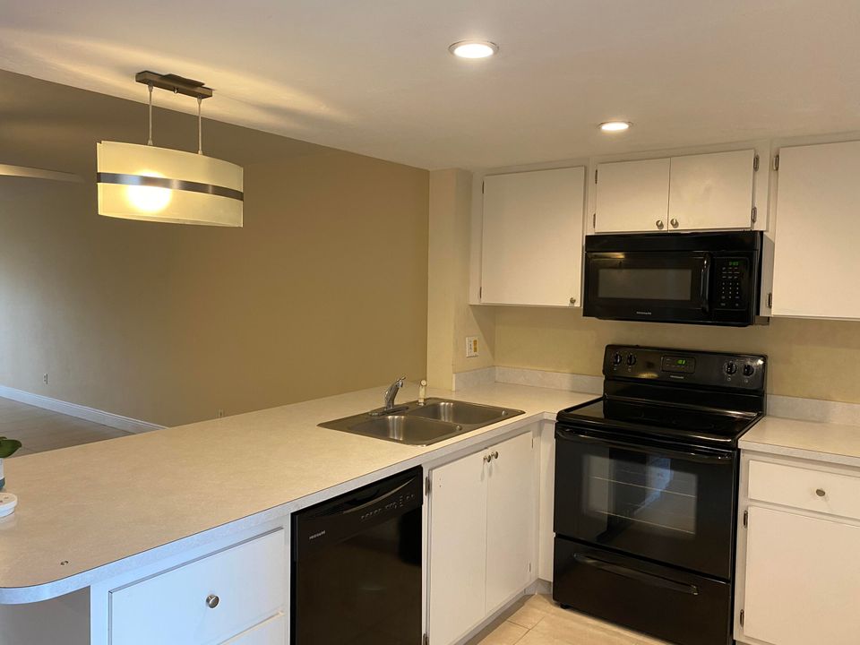 For Rent: $2,100 (2 beds, 2 baths, 1201 Square Feet)