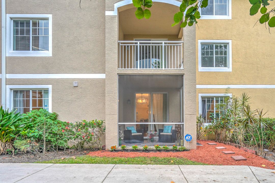 For Sale: $329,900 (2 beds, 2 baths, 1141 Square Feet)