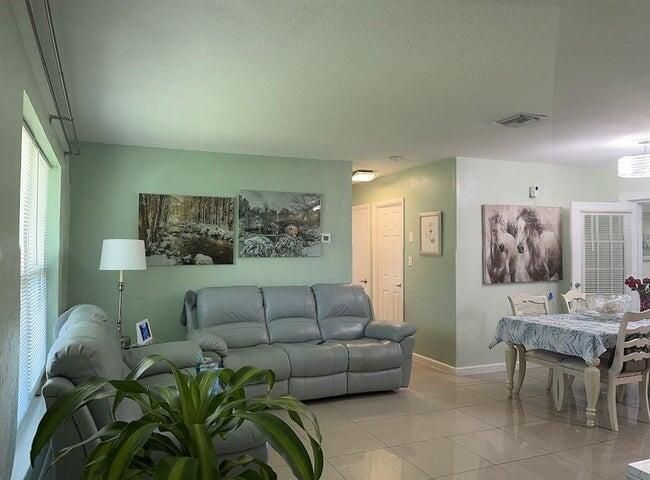 For Sale: $335,000 (2 beds, 1 baths, 1010 Square Feet)