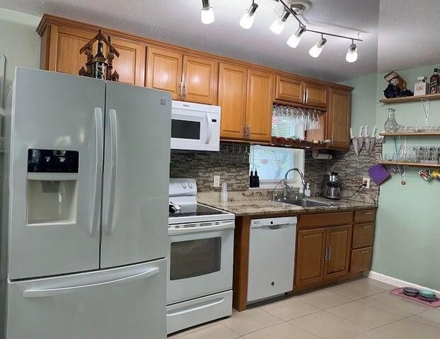 For Sale: $335,000 (2 beds, 1 baths, 1010 Square Feet)