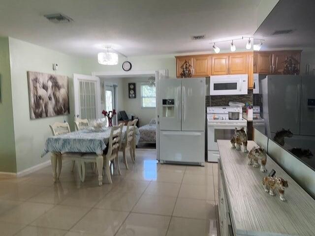 For Sale: $335,000 (2 beds, 1 baths, 1010 Square Feet)