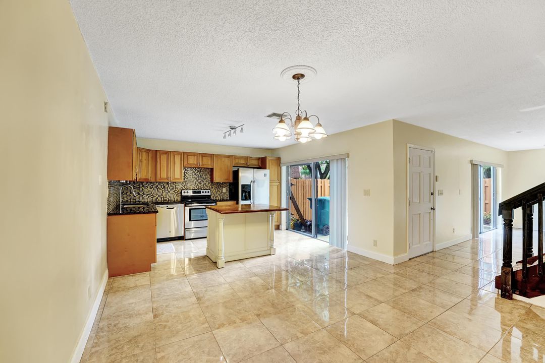 For Sale: $298,000 (2 beds, 2 baths, 1500 Square Feet)