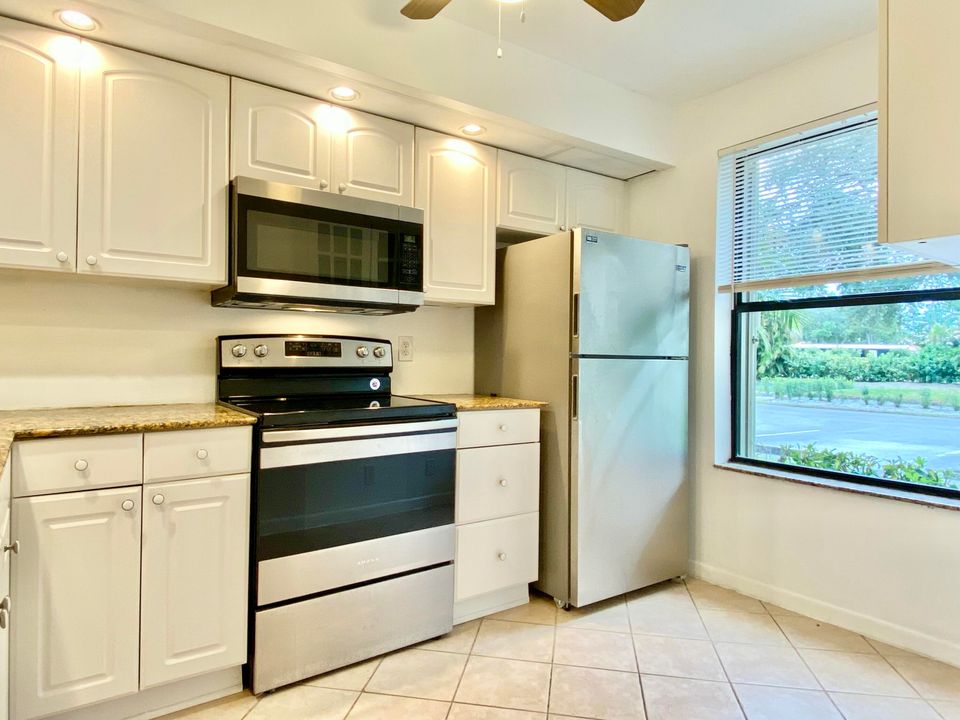 For Sale: $235,000 (2 beds, 2 baths, 1000 Square Feet)