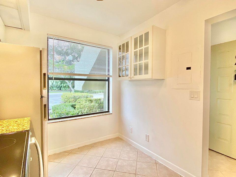 For Sale: $235,000 (2 beds, 2 baths, 1000 Square Feet)