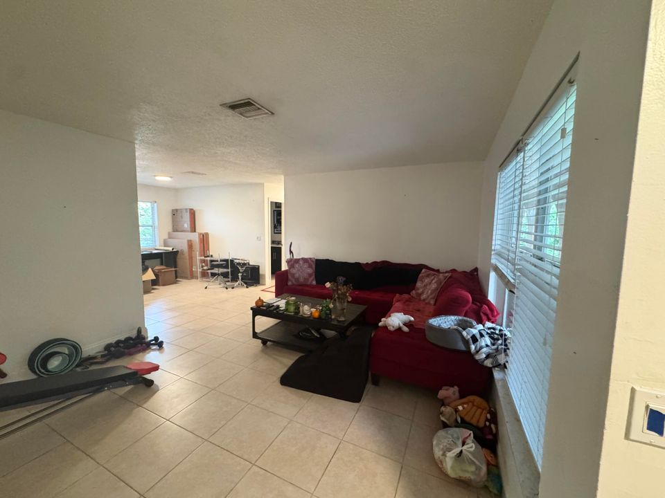 For Rent: $4,000 (3 beds, 2 baths, 1380 Square Feet)