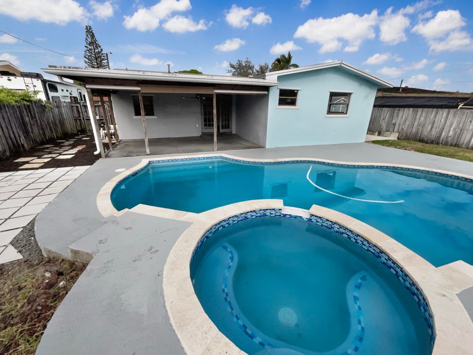 For Sale: $580,000 (3 beds, 2 baths, 1359 Square Feet)