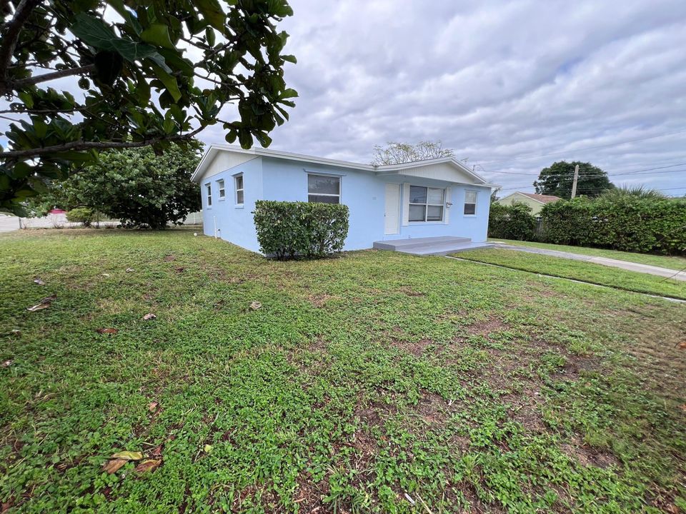 For Sale: $337,500 (3 beds, 2 baths, 1170 Square Feet)