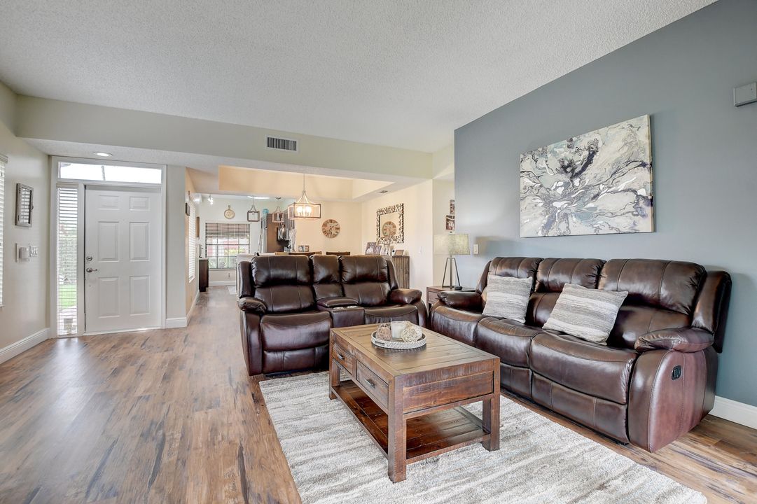 For Sale: $379,900 (2 beds, 2 baths, 1496 Square Feet)