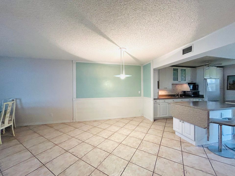 For Sale: $209,000 (2 beds, 2 baths, 1096 Square Feet)